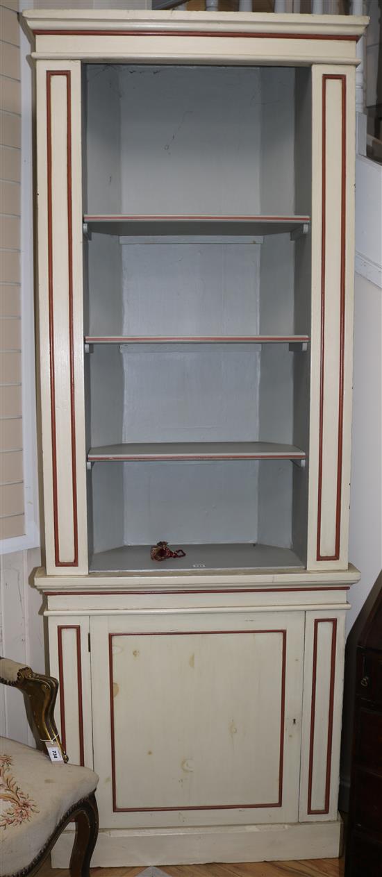 A pair of painted corner cupboards W.87cm H.230cm